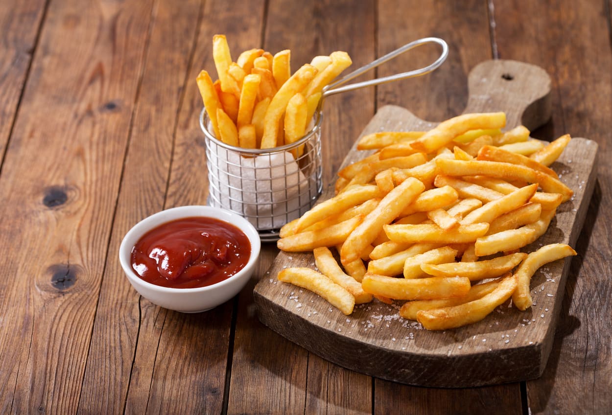 Disfruta nuestras tradicionales papas a la francesa con cáscara por dentro y crujientes por fuera lo que las hace inigualables.